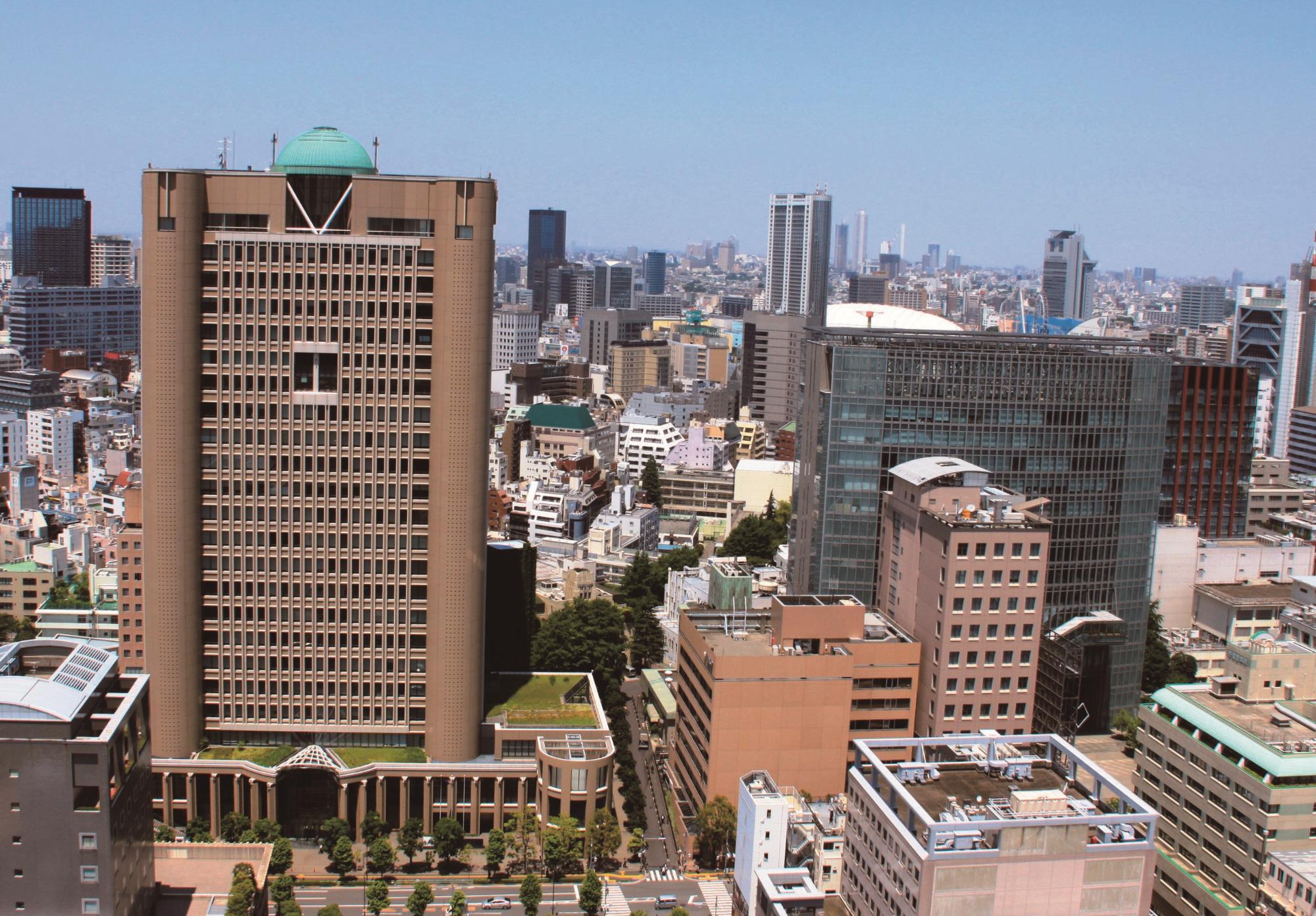 茶色の大きな建物がそびえたつ明治大学駿河台キャンパスの写真