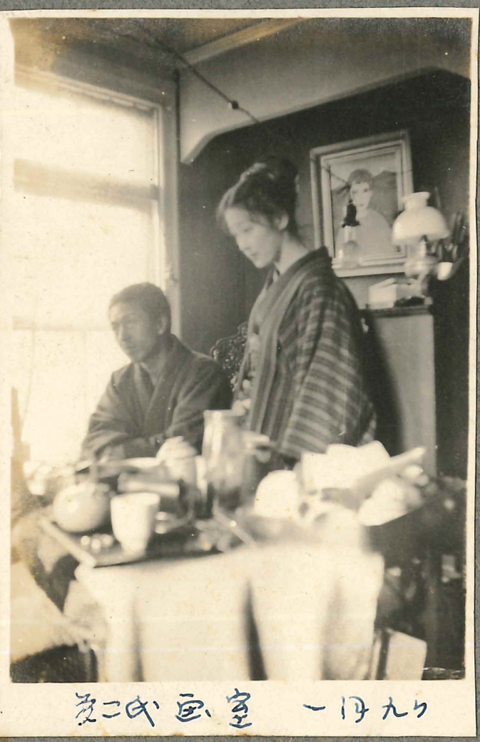 夢二とお葉「夢二氏画室」写真アルバム「笹舟印画帖」1920(大正9)年 金沢湯涌夢二館蔵