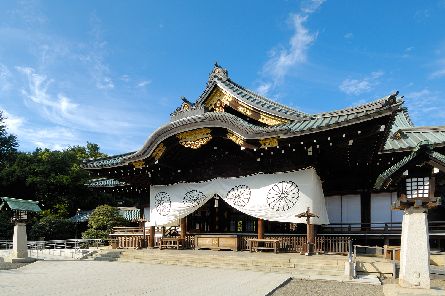 真っ白な神社幕で拝殿を飾っている靖国神社の写真