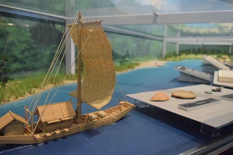 貨物船の模型のジオラマを写した写真
