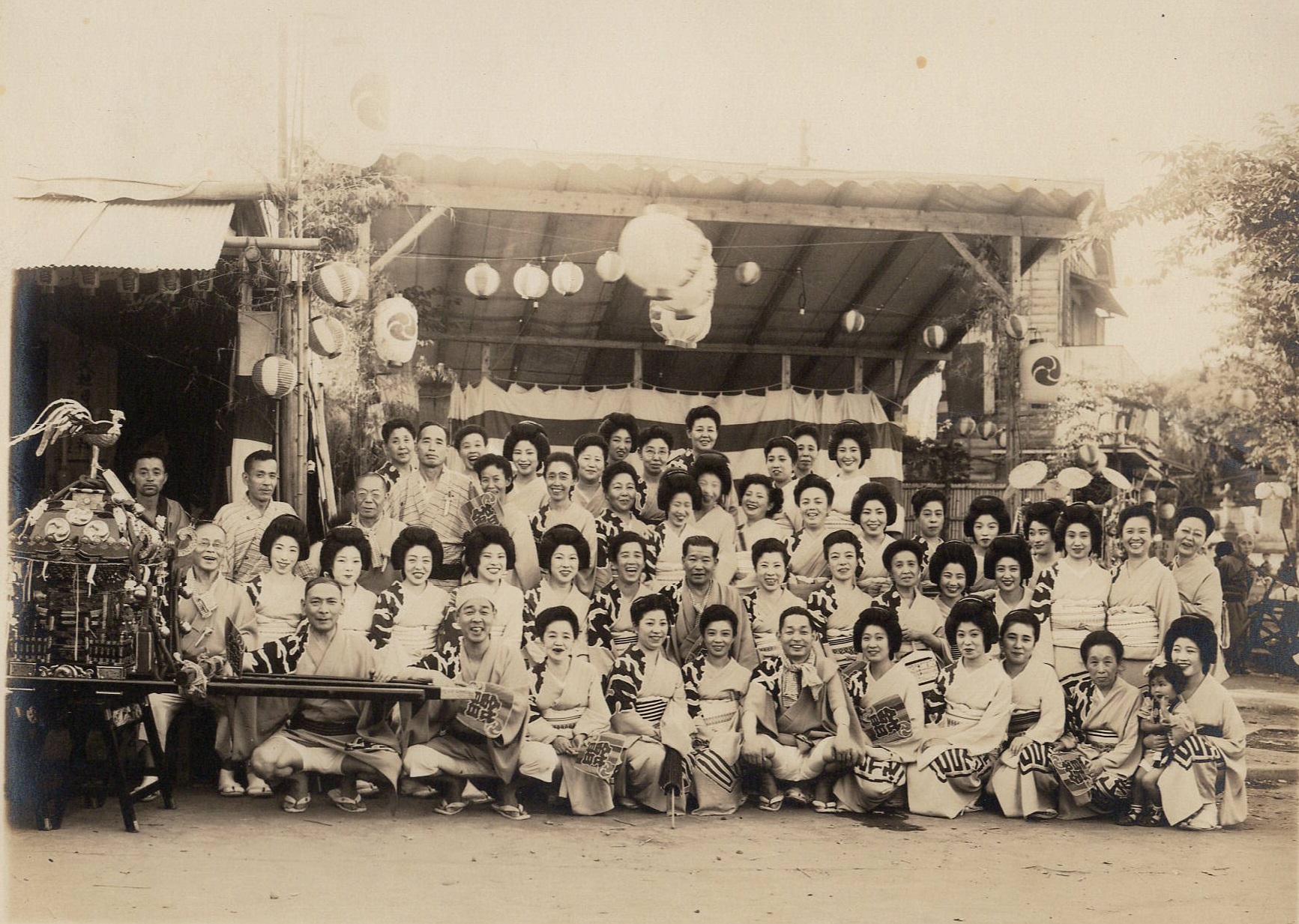 日枝神社のお祭りに参加した手古舞の芸者達の白黒集合写真