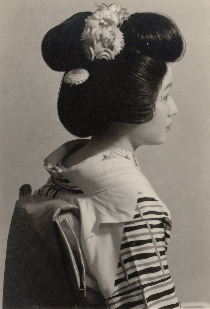 割れしのぶの髪型をした舞妓さんを右後ろから写した白黒写真