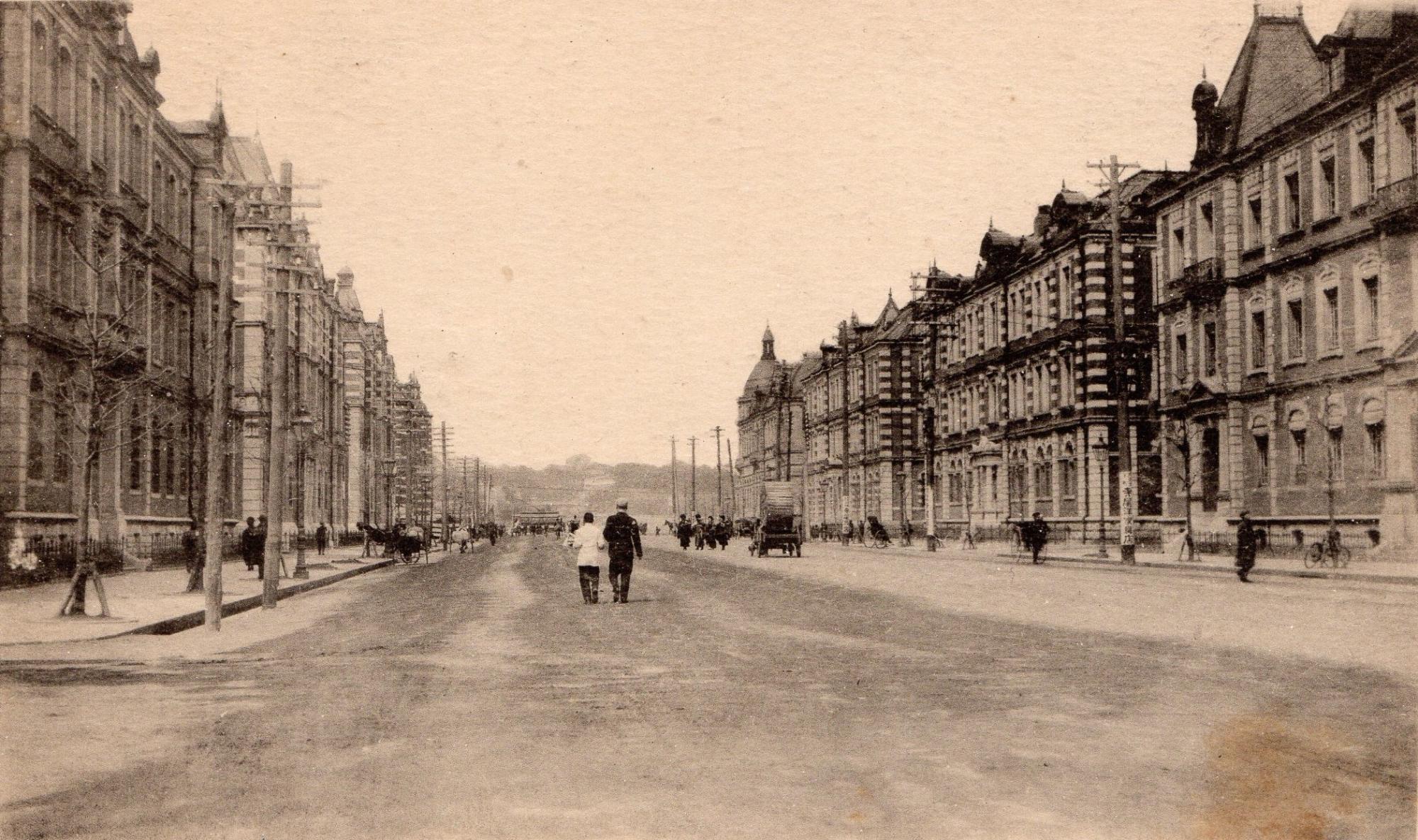 両側に煉瓦建築が建ち並び、馬場先通りを歩いている人々を写した白黒写真