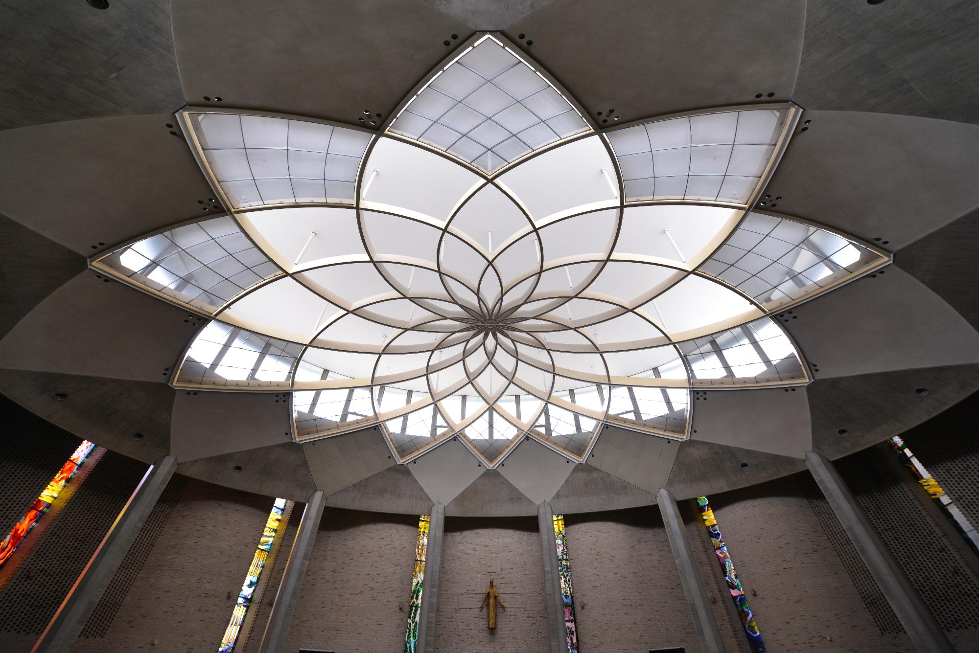 天井は花びらの形のステンドグラス、柱は色鮮やかなステンドグラスの聖イグナチオ教会内の写真
