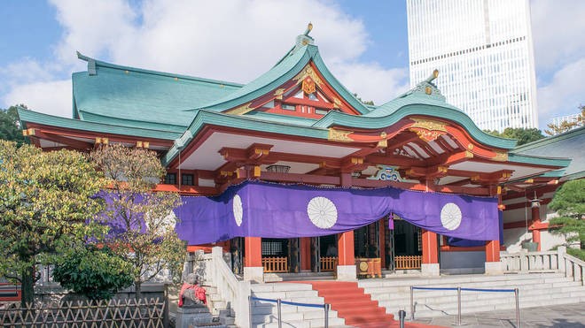 菊の紋章が入った紫色の幕が張られている日枝神社社殿の写真
