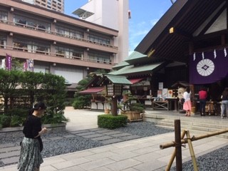 東京大神宮の神前結婚式場を訪れている人の写真