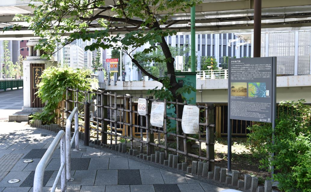 神田橋公園内の通路沿いに設置された神田橋門跡の説明板の写真