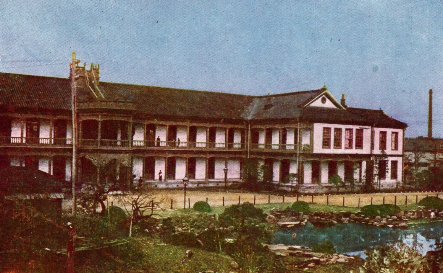 広大な敷地に建つ昔の大蔵省の2階建ての建物外観を写した写真