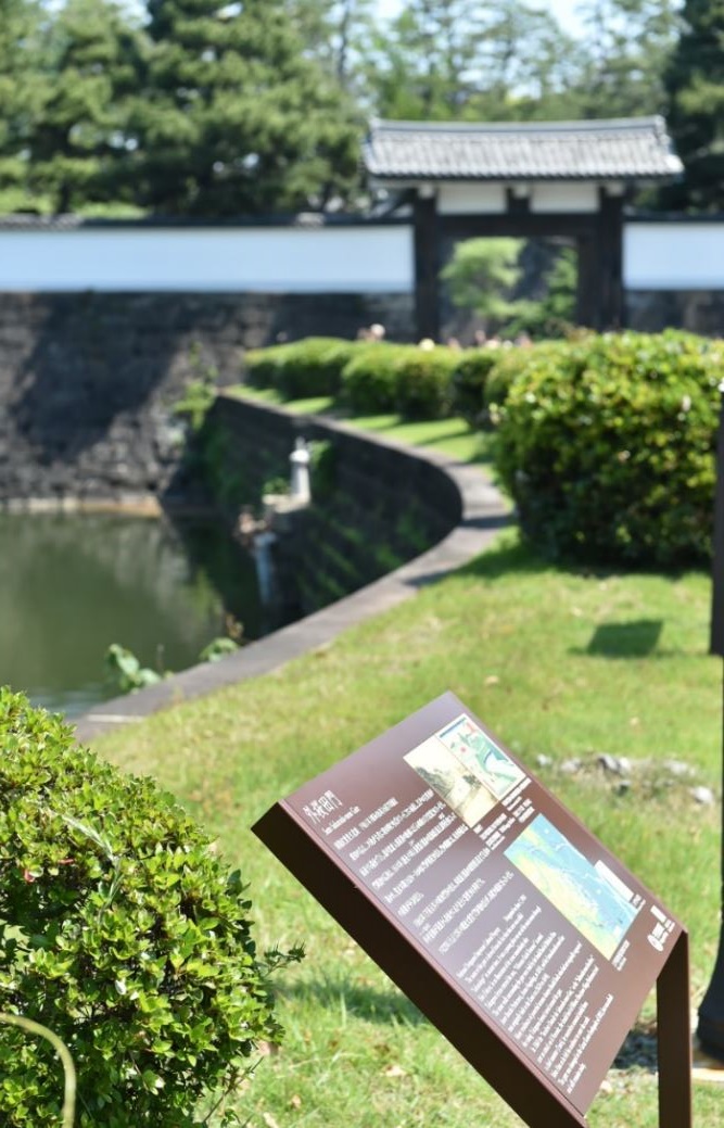 緑の土手近くに設置された外桜田門の説明板の写真