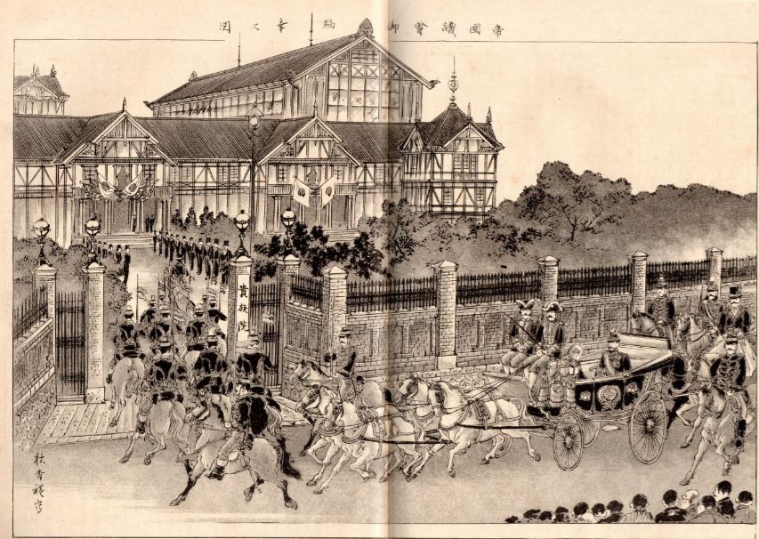 日本国旗が掲げられた建物に馬に乗った人達や馬車に乗った人達が門から入ろうとしている版画を写した写真