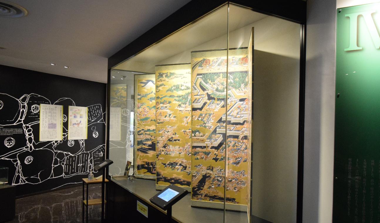日比谷図書文化館常設展示室の江戸図屏風が写っている